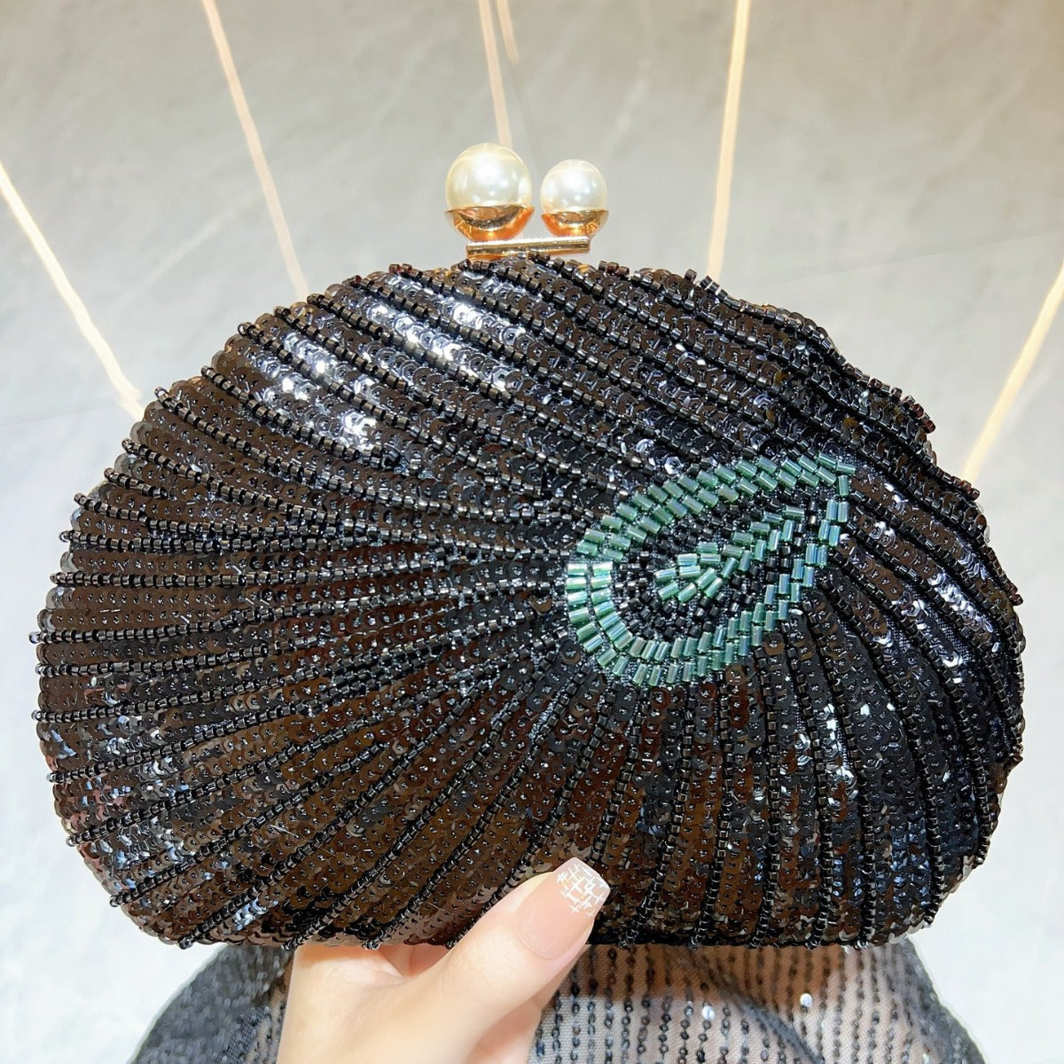 Mermaid Shell Beaded Clutch – Pearl Clasp
