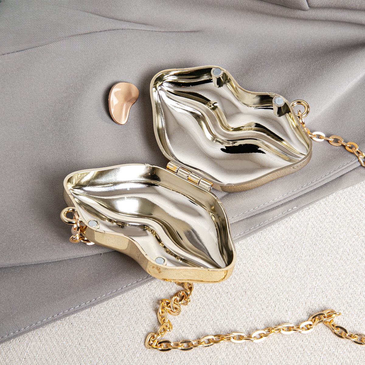 Glamour Kiss Gold Lip Clutch