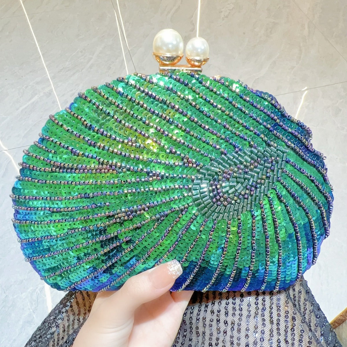 Mermaid Shell Beaded Clutch – Pearl Clasp