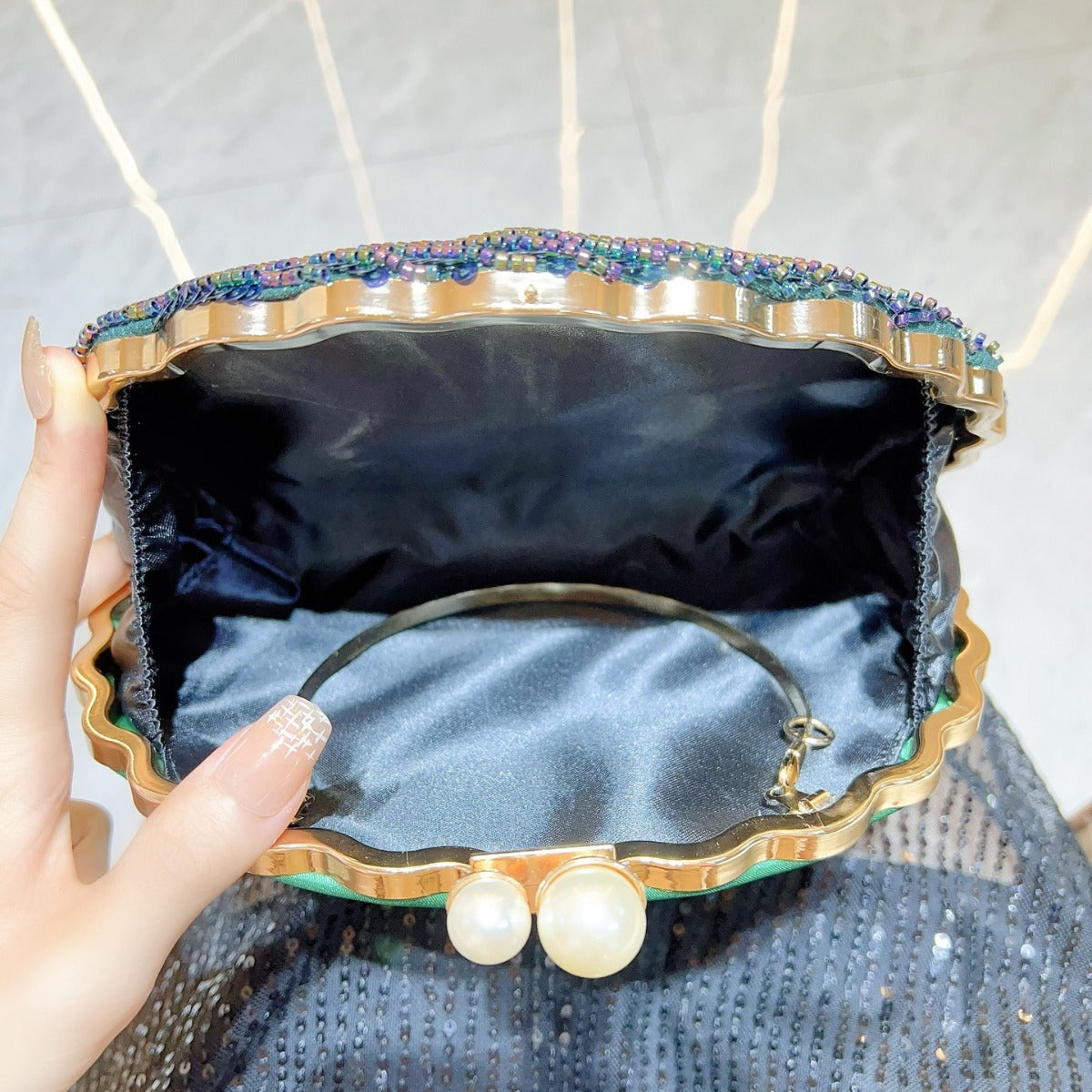 Mermaid Shell Beaded Clutch – Pearl Clasp