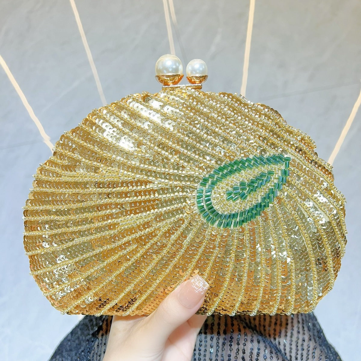 Mermaid Shell Beaded Clutch – Pearl Clasp